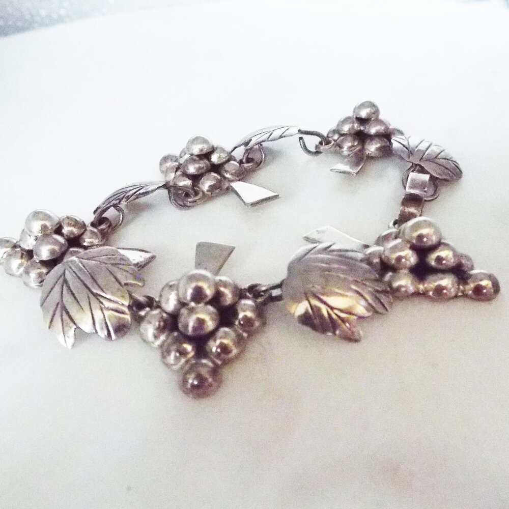 ANTIQUE TAXCO MEXICO STERLING REPOUSSE GRAPES AND LEAVES CLUSTERS BRACELET 34 - Picture 2 of 6